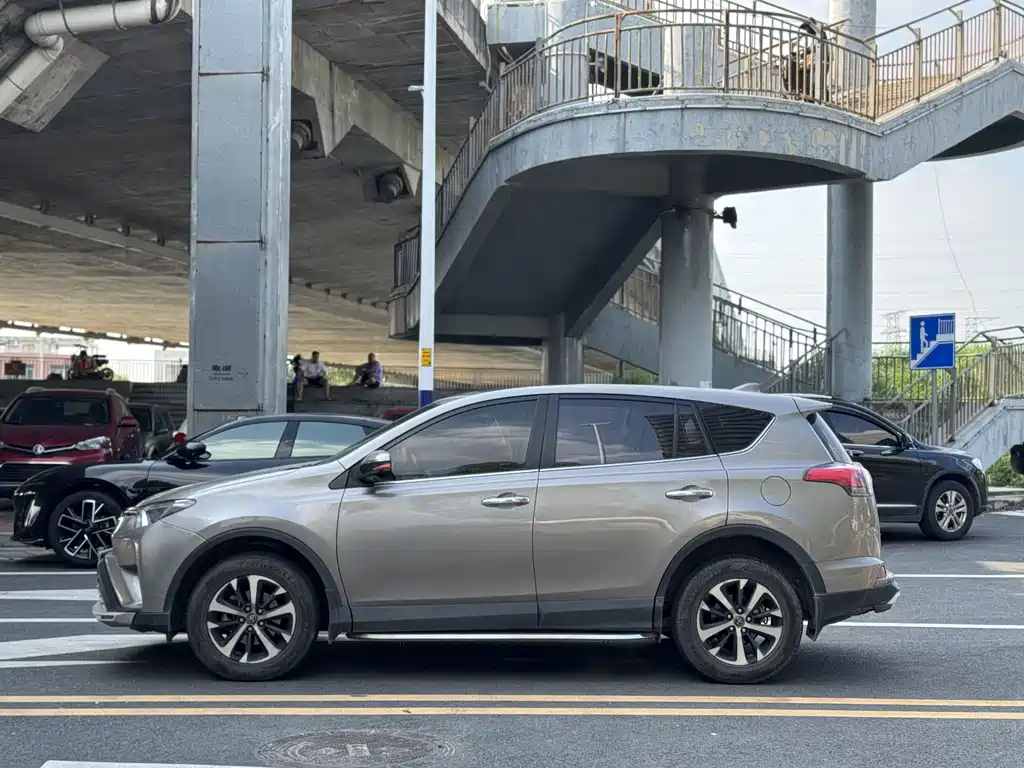 Toyota RAV4 2019 — фото 7