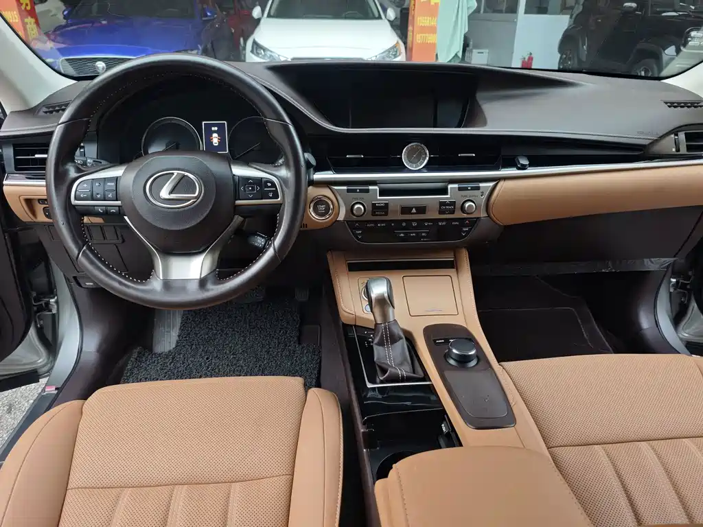 Lexus ES 2016 — фото 13