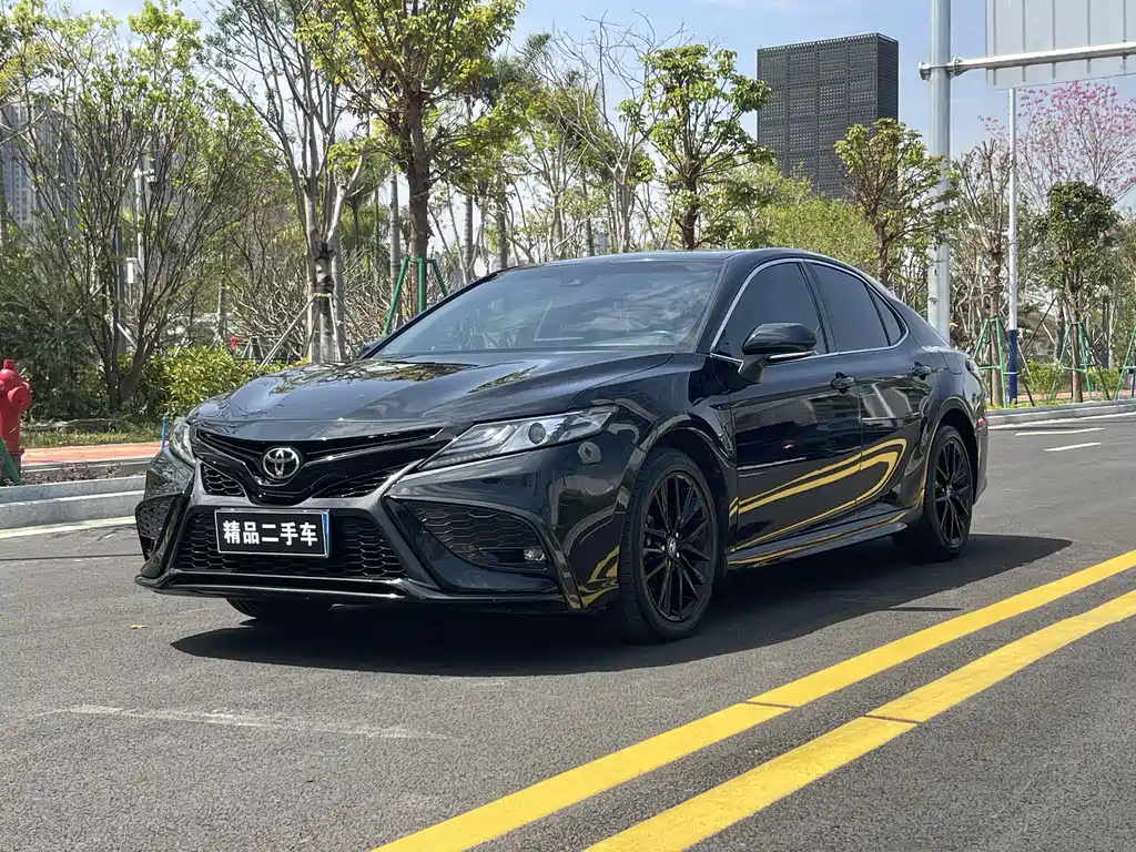 Toyota Camry 2023 — фото 1