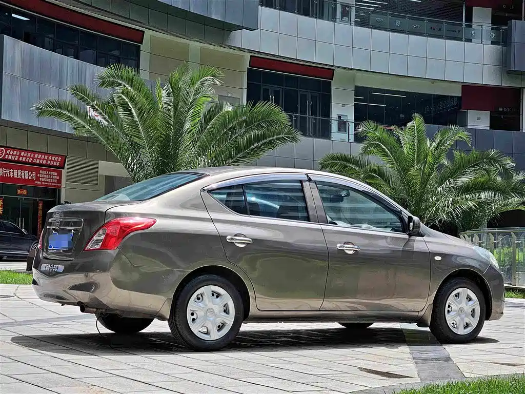 Nissan Sunny 2012