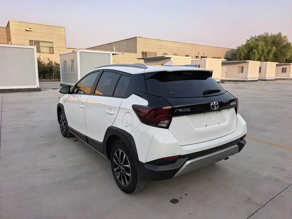 Toyota Yaris L 2023 — фото 12