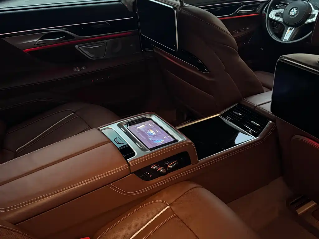 BMW 7 Series 2018 — фото 23