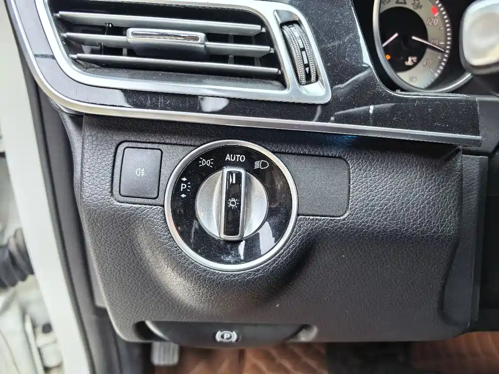Mercedes-Benz E-Class 2015 — фото 13