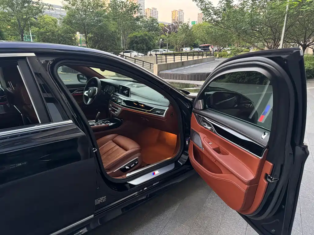 BMW 7 Series 2018 — фото 26