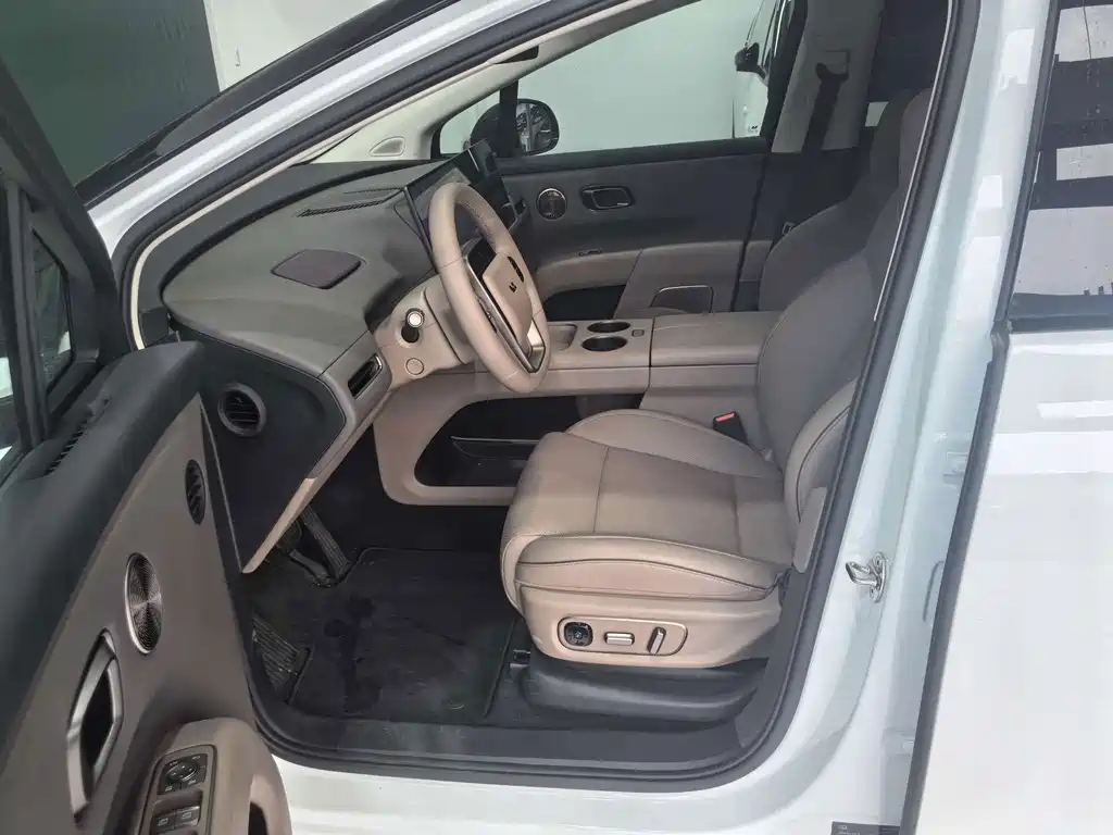 Li Auto i8 2025 — фото 10
