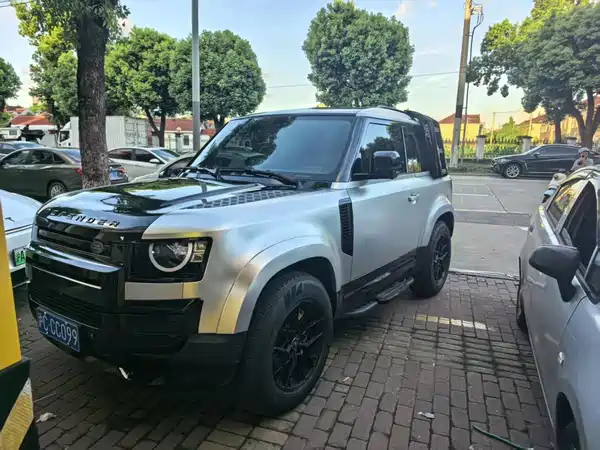 Land Rover Defender 2025