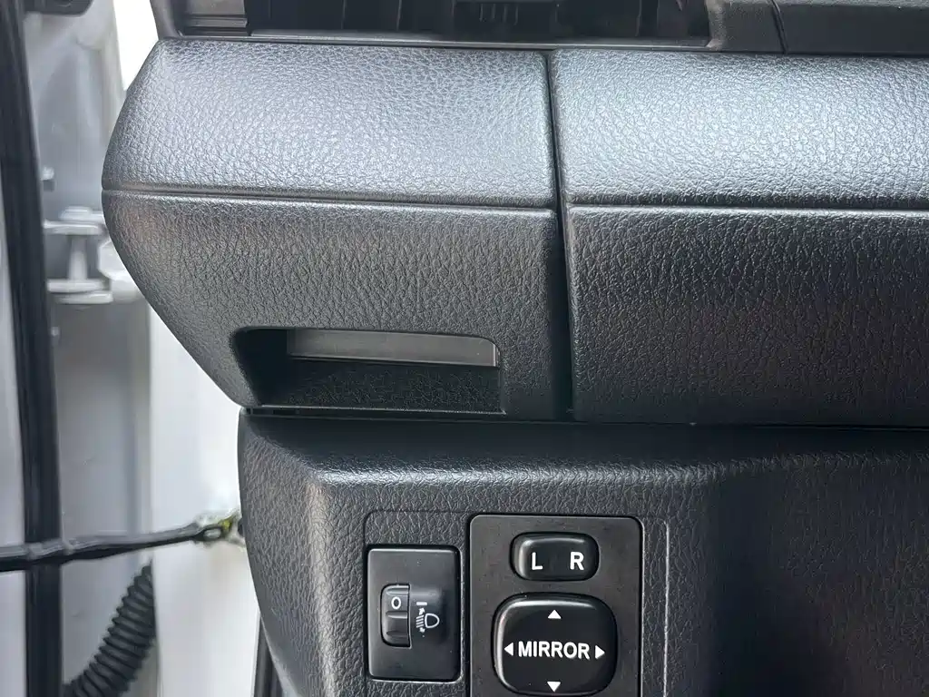 Toyota Yaris L 2023 — фото 25