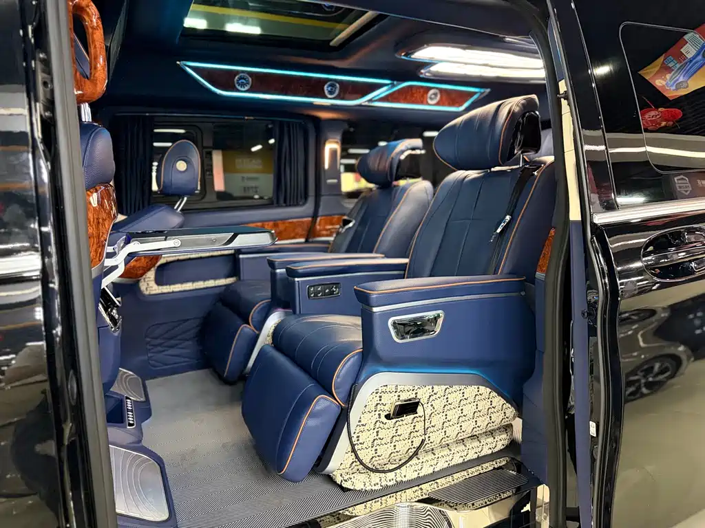 Mercedes-Benz V-Class 2024 — фото 10