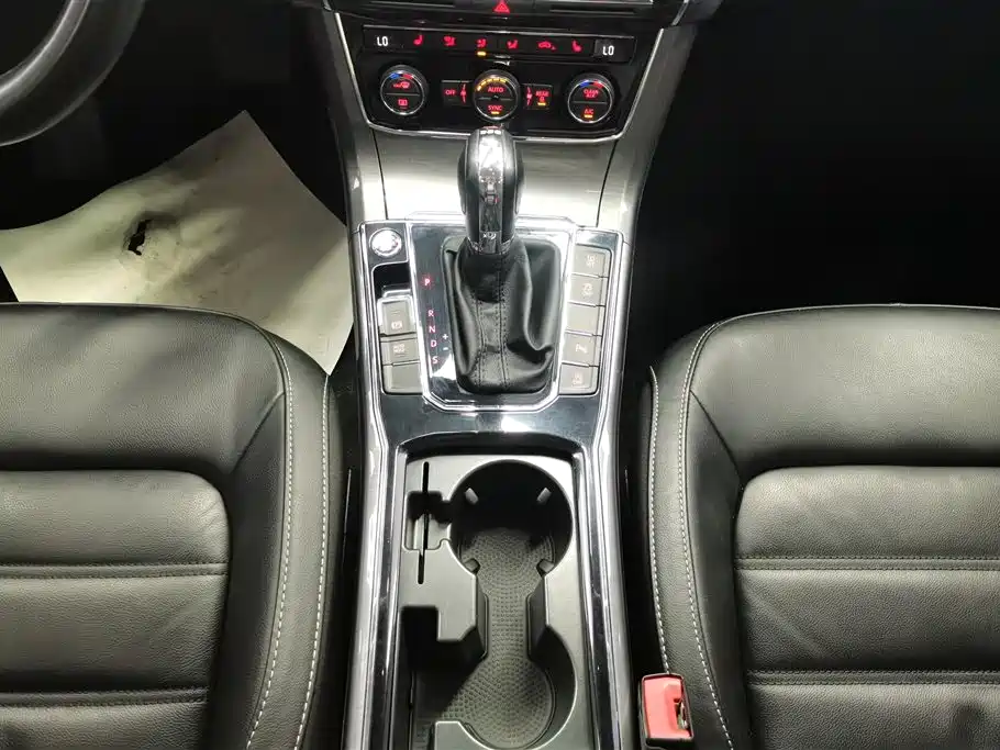 Volkswagen Passat 2018 — фото 16