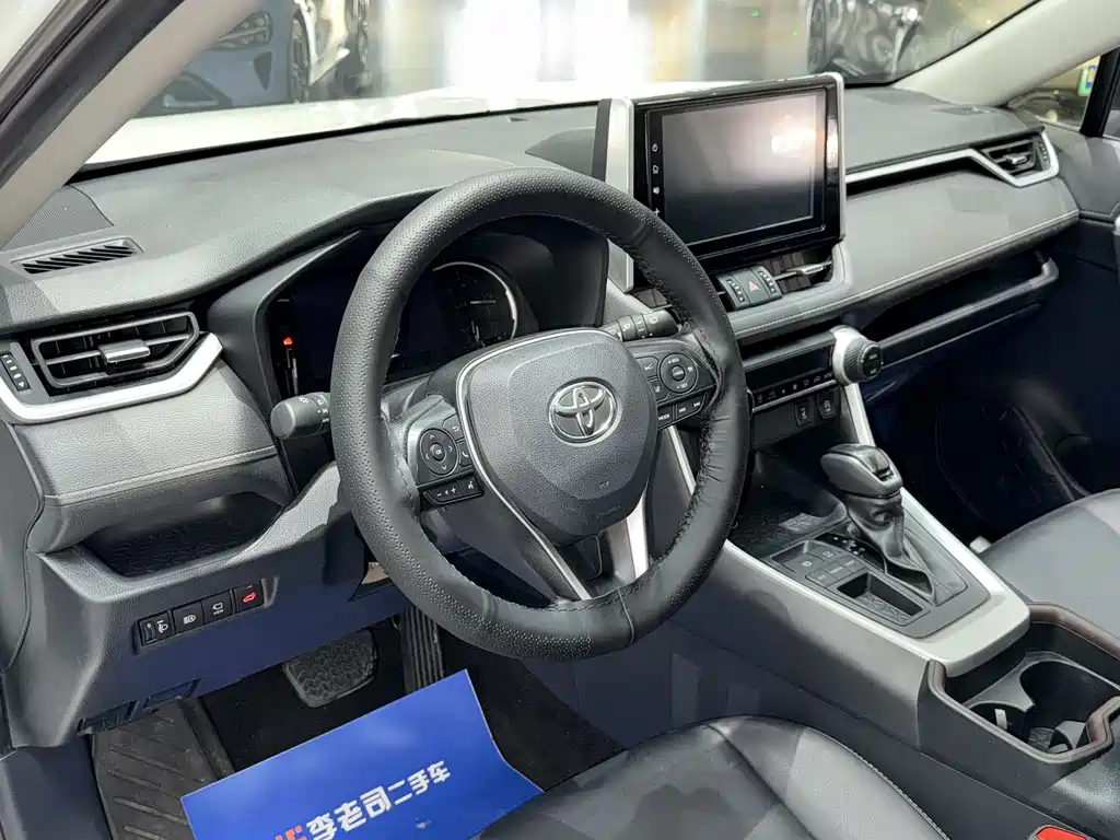 Toyota RAV4 2020 — фото 11