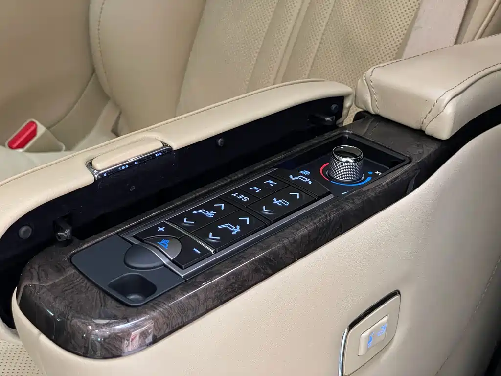 Toyota Alphard 2020 — фото 26