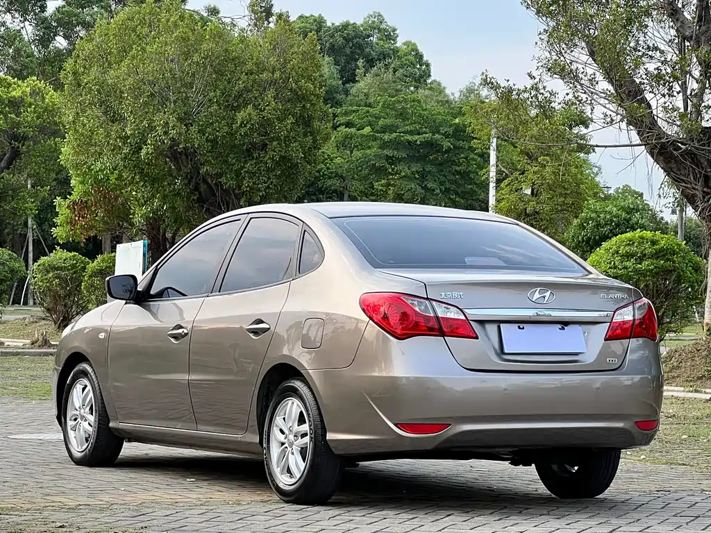 Hyundai Elantra 2014 — фото 6