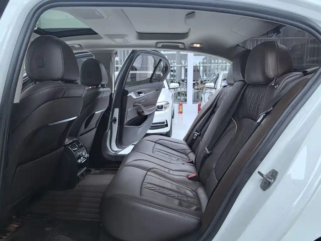 BMW 5 Series 2019 — фото 11