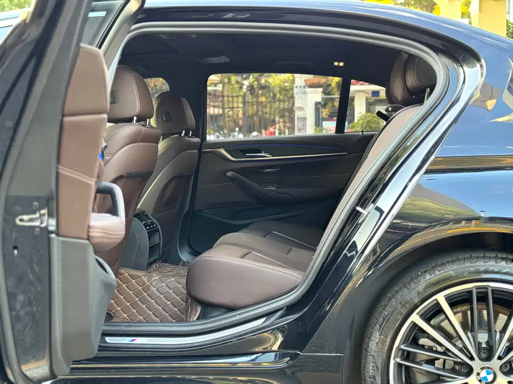 BMW 5 Series 2023 — фото 13