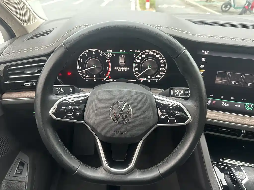 Volkswagen Touareg 2023 — фото 15