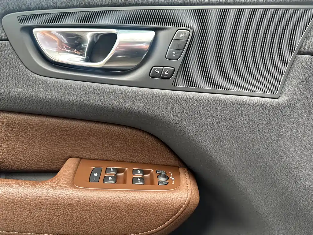 Volvo XC60 2022 — фото 17