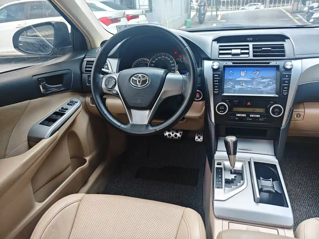 Toyota Camry 2012 — фото 10