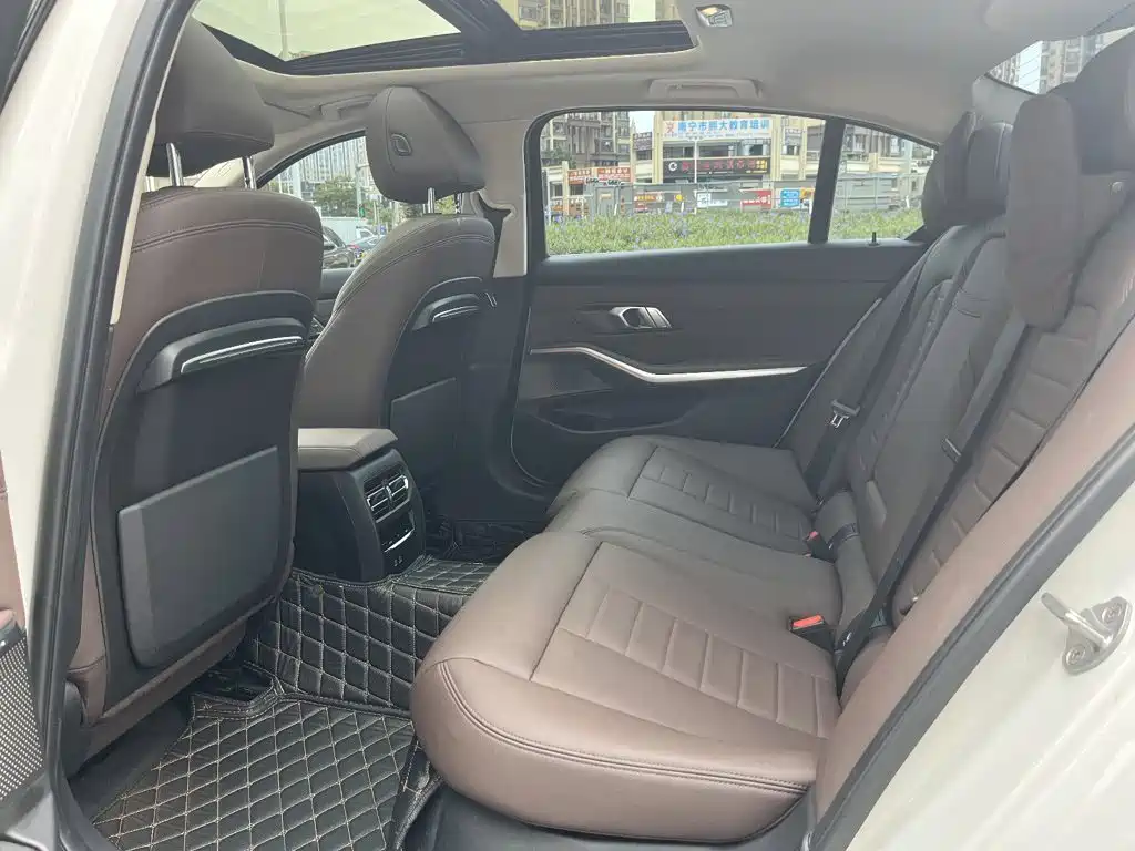 BMW 3 Series 2019 — фото 16