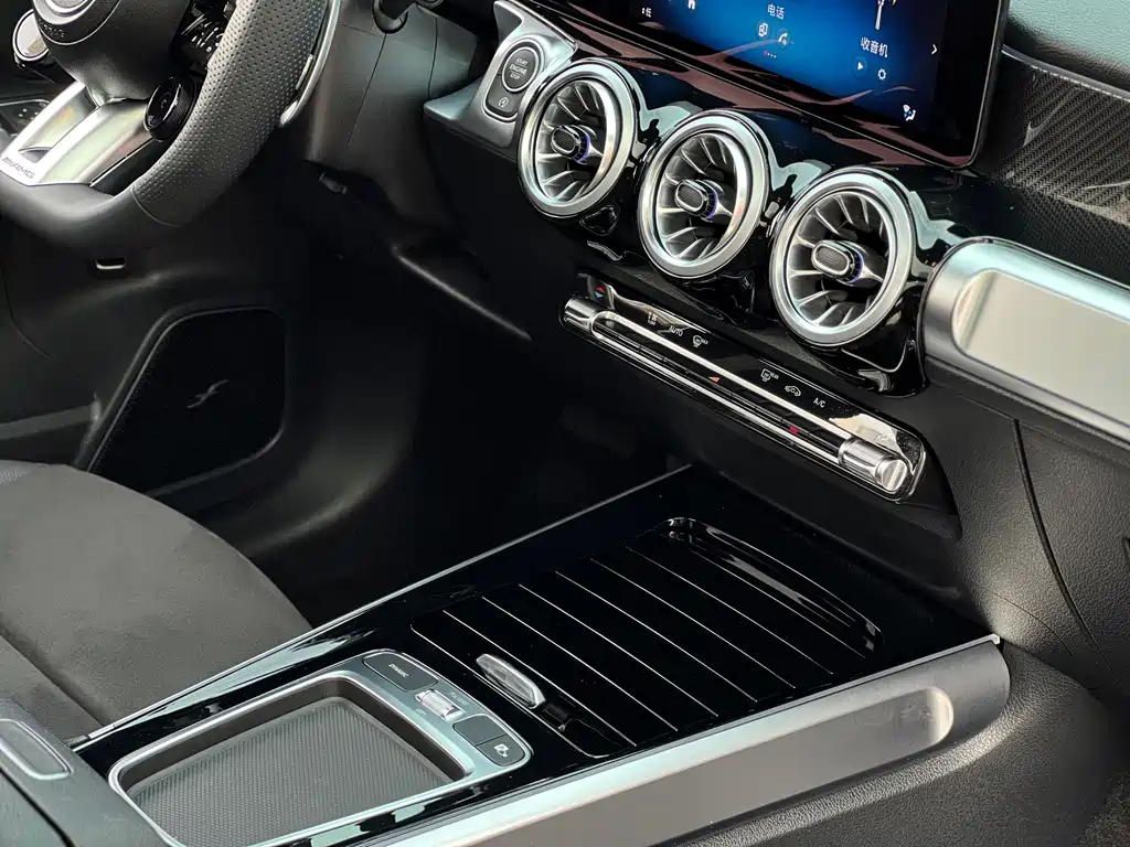 Mercedes-Benz GLB AMG 2024 — фото 13