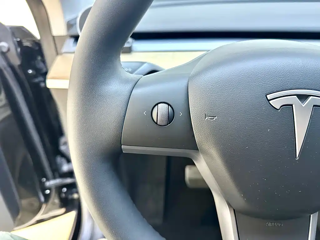 Tesla Model Y 2023 — фото 15