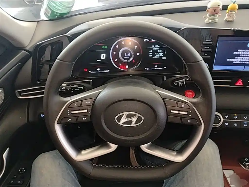 Hyundai Elantra 2022 — фото 11