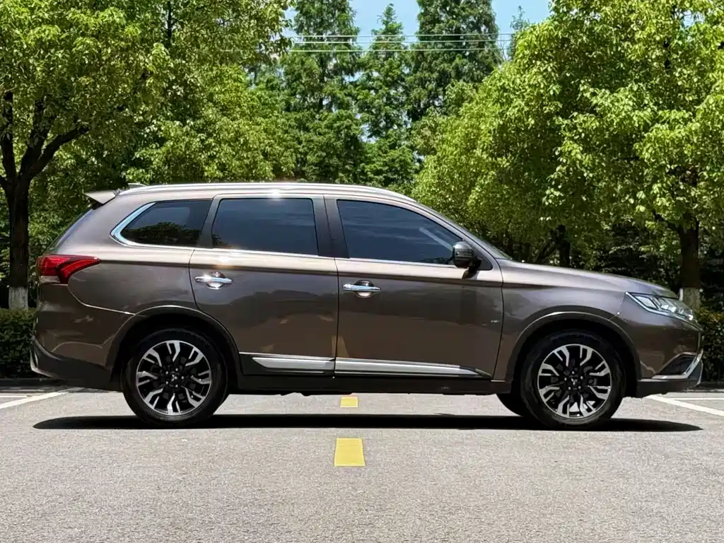 Mitsubishi Outlander 2019 — фото 4
