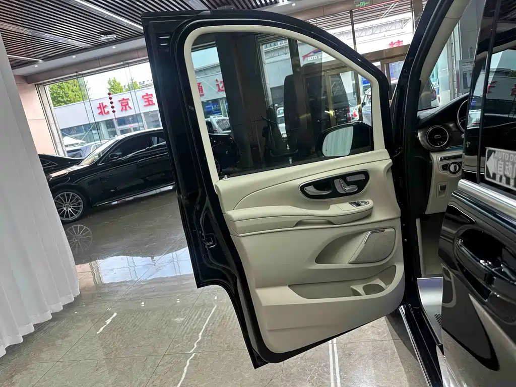 Mercedes-Benz V-Class 2022 — фото 13