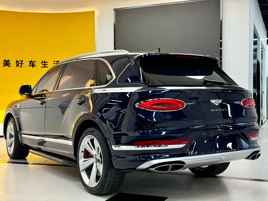 Bentley Bentayga 2023 — фото 16