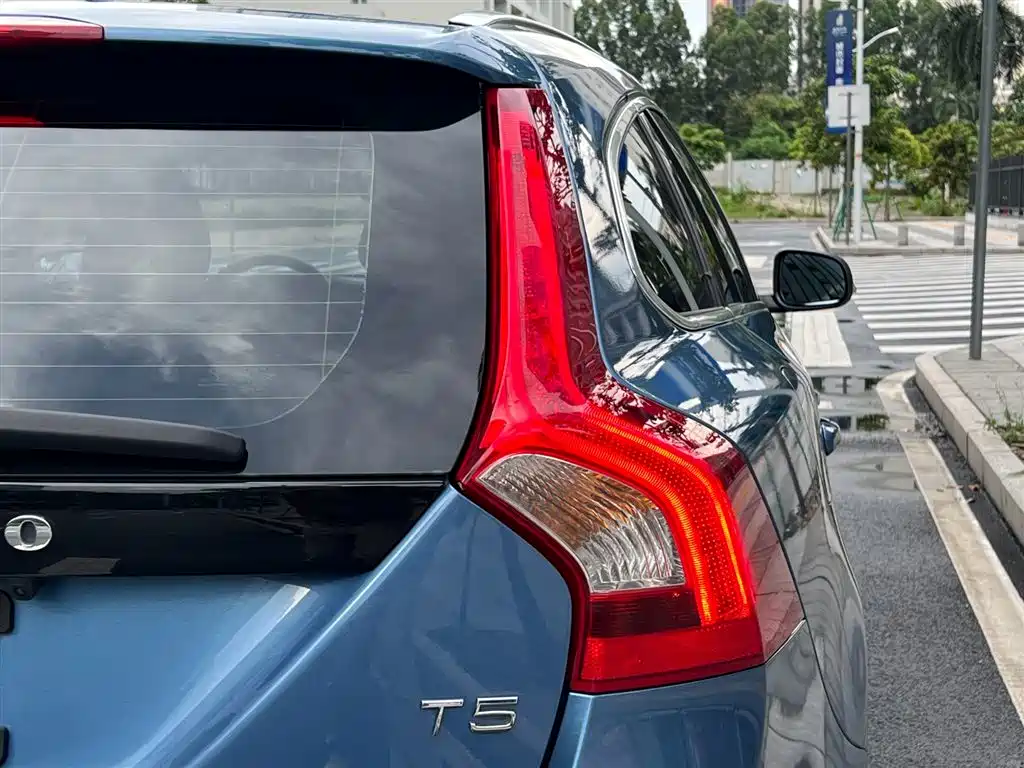 Volvo V60 2015 — фото 28