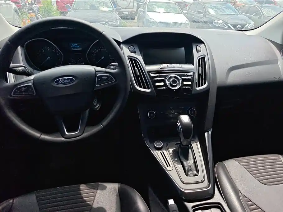 Ford Focus 2018 — фото 12