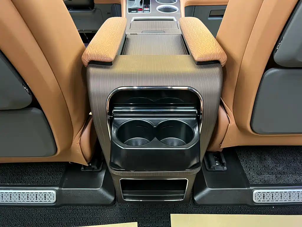 Toyota Granvia — фото 22