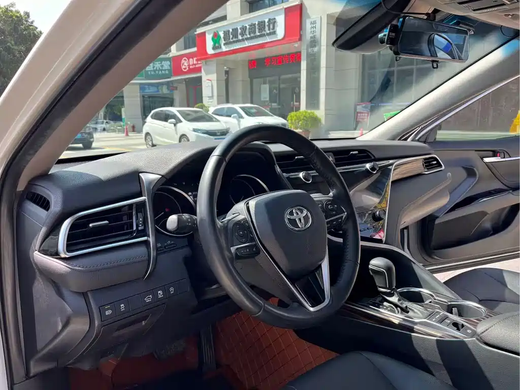 Toyota Camry 2019 — фото 10