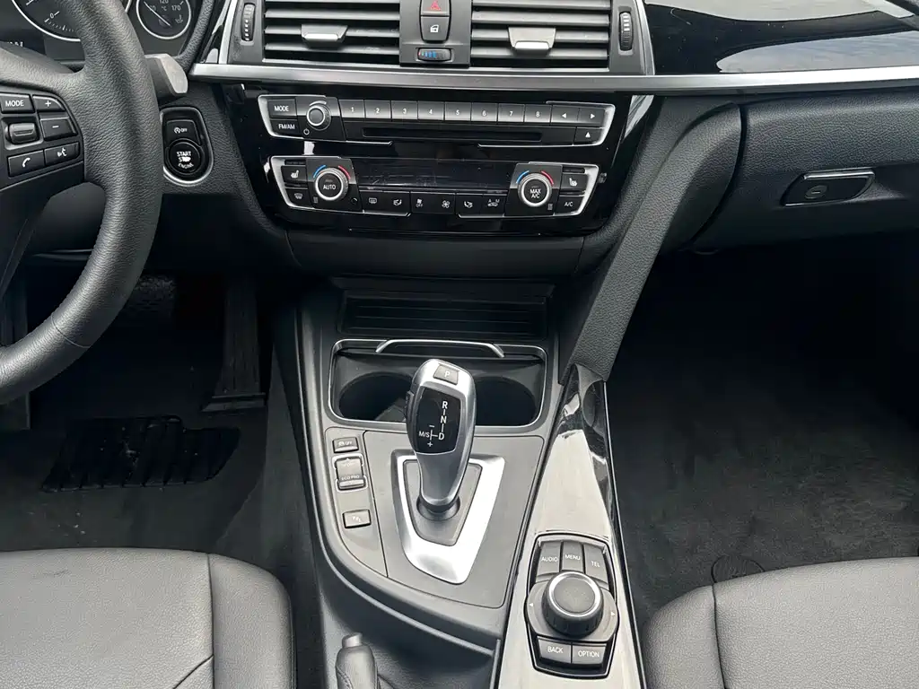 BMW 3 Series 2018 — фото 12