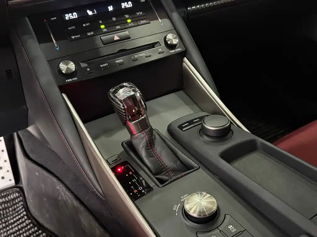 Lexus UX 2019 — фото 15