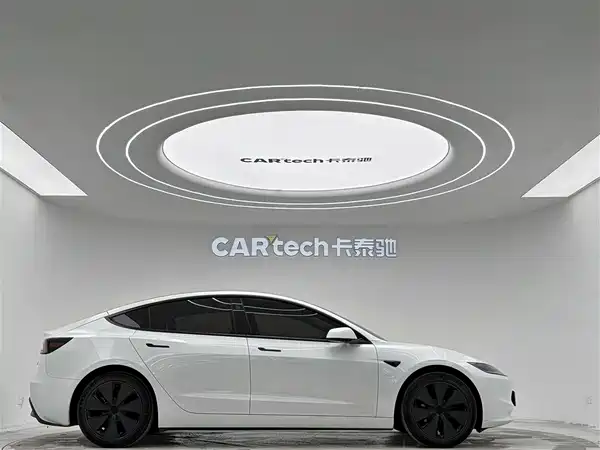 Tesla Model 3 2024