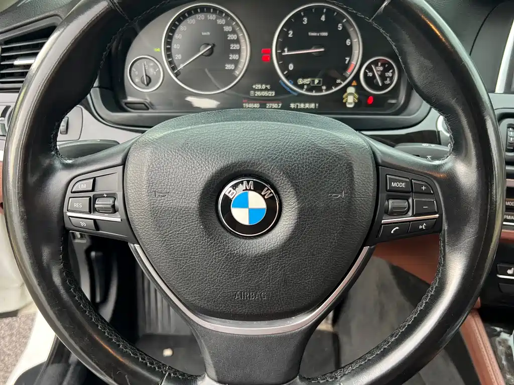 BMW 5 Series 2017 — фото 9