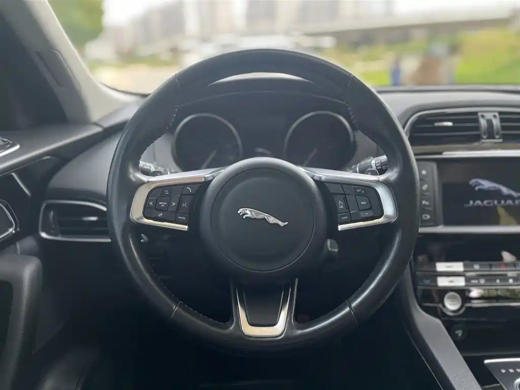 Jaguar F-PACE 2018 — фото 18