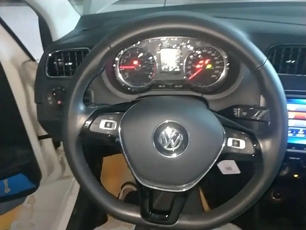 Volkswagen Polo 2017 — фото 11