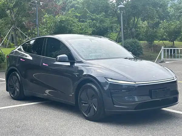 Tesla Model Y 2025
