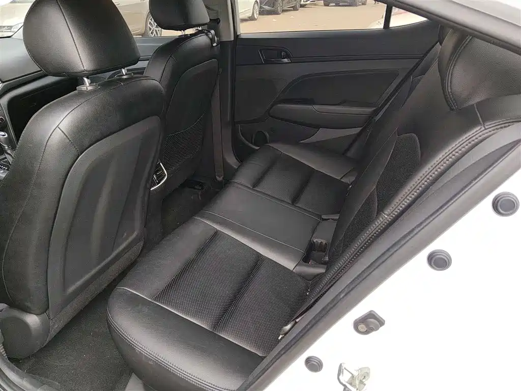 Hyundai Elantra 2019 — фото 17