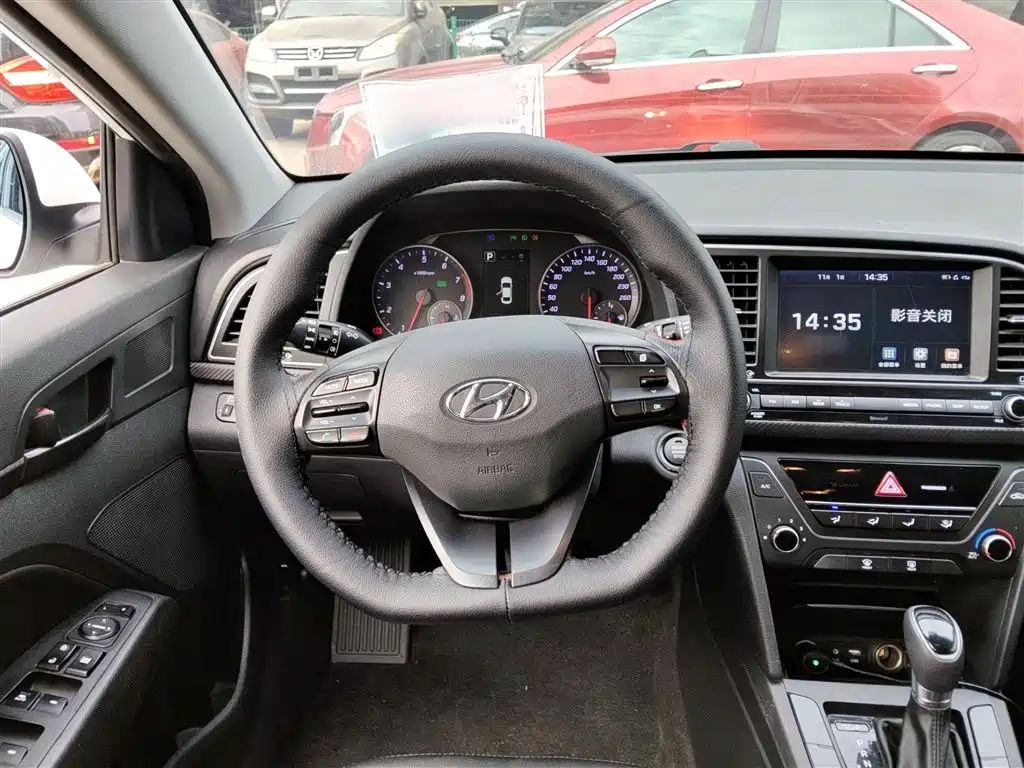 Hyundai Elantra 2019 — фото 11