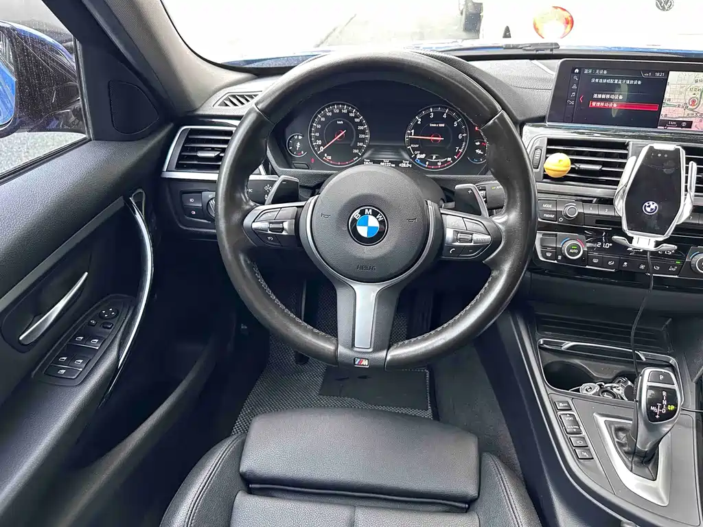 BMW 3 Series 2018 — фото 10
