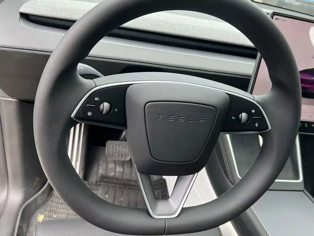 Tesla Model Y L 2026 — фото 13