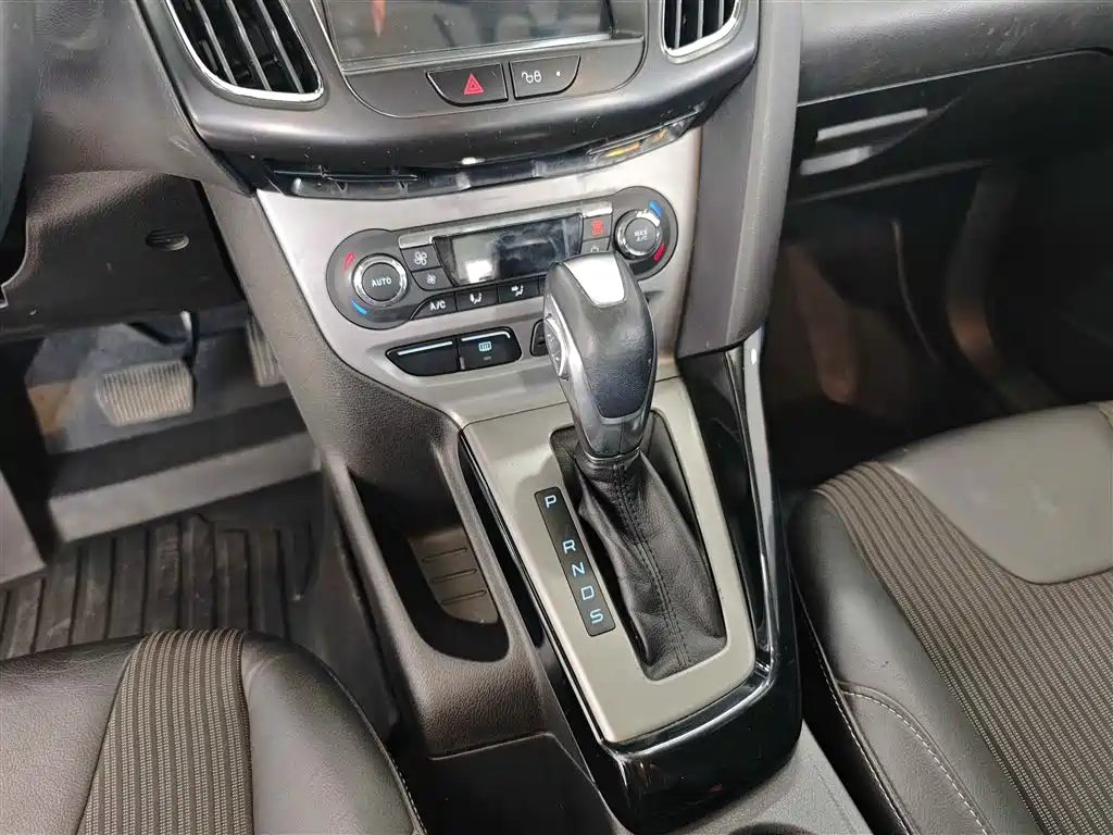Ford Focus 2014 — фото 17