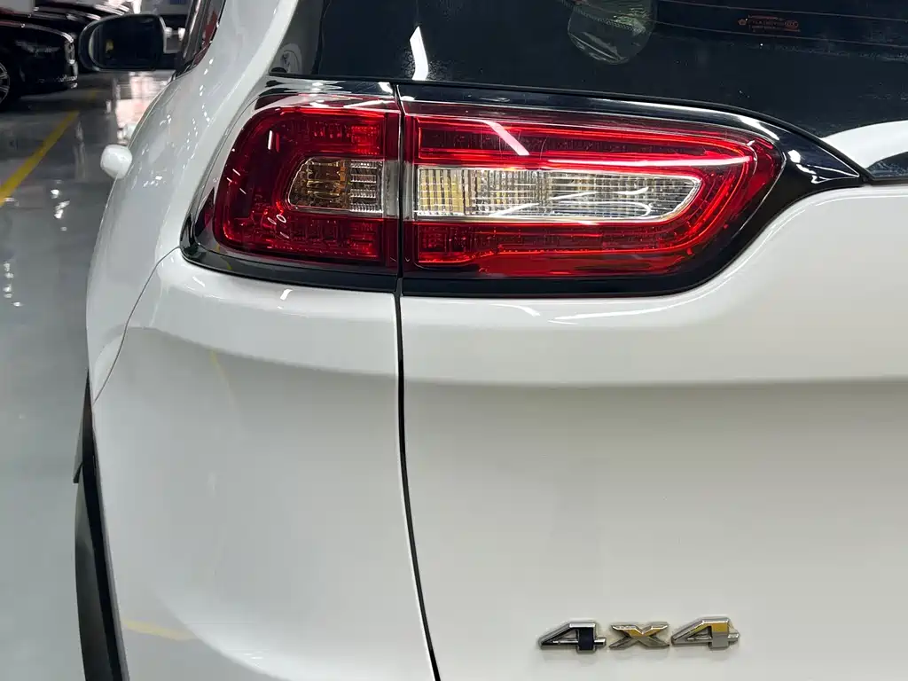 Jeep Cherokee 2016 — фото 28