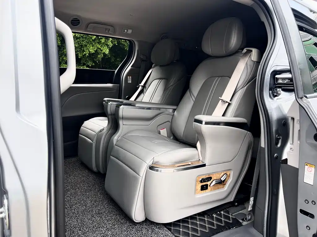 Toyota Sienna 2018 — фото 11