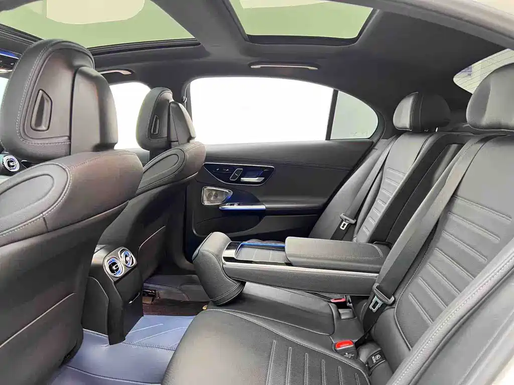 Mercedes-Benz C-Class 2024 — фото 11