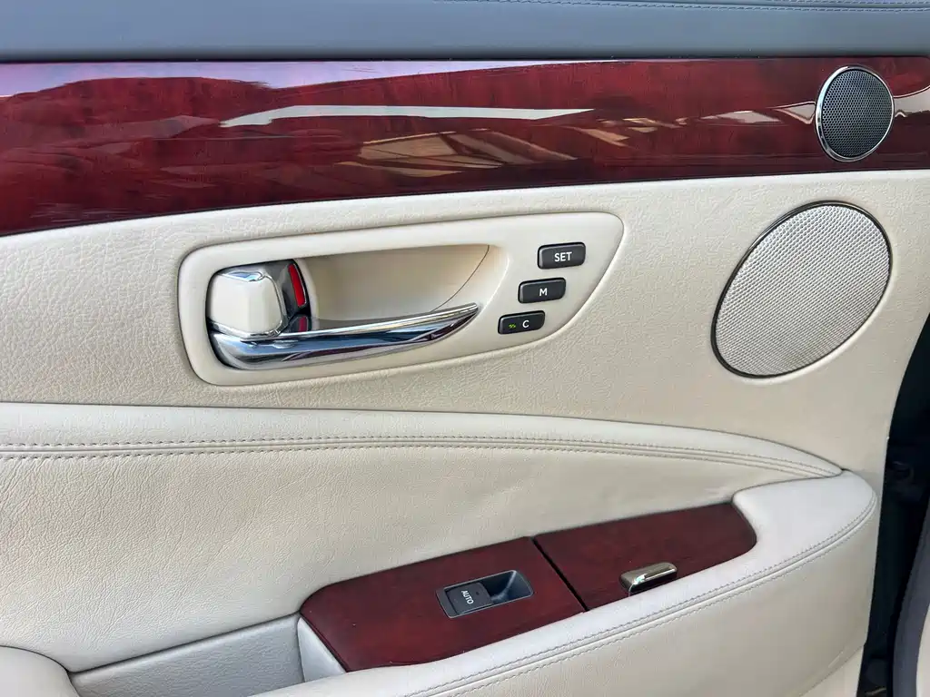 Lexus LS 2010 — фото 15