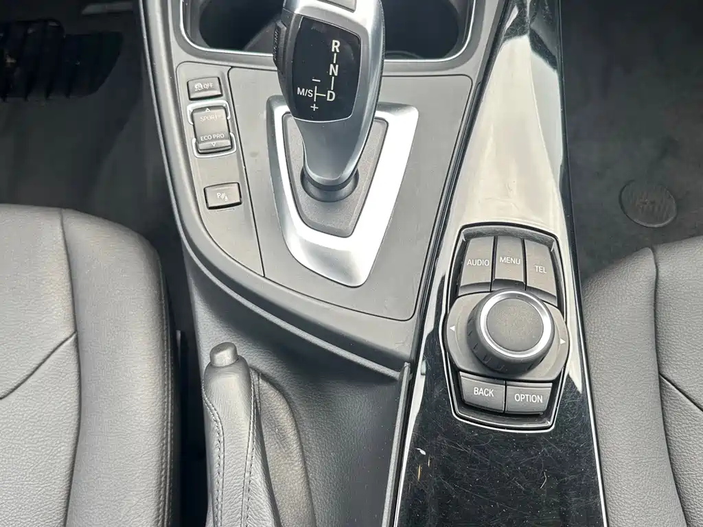 BMW 3 Series 2018 — фото 13