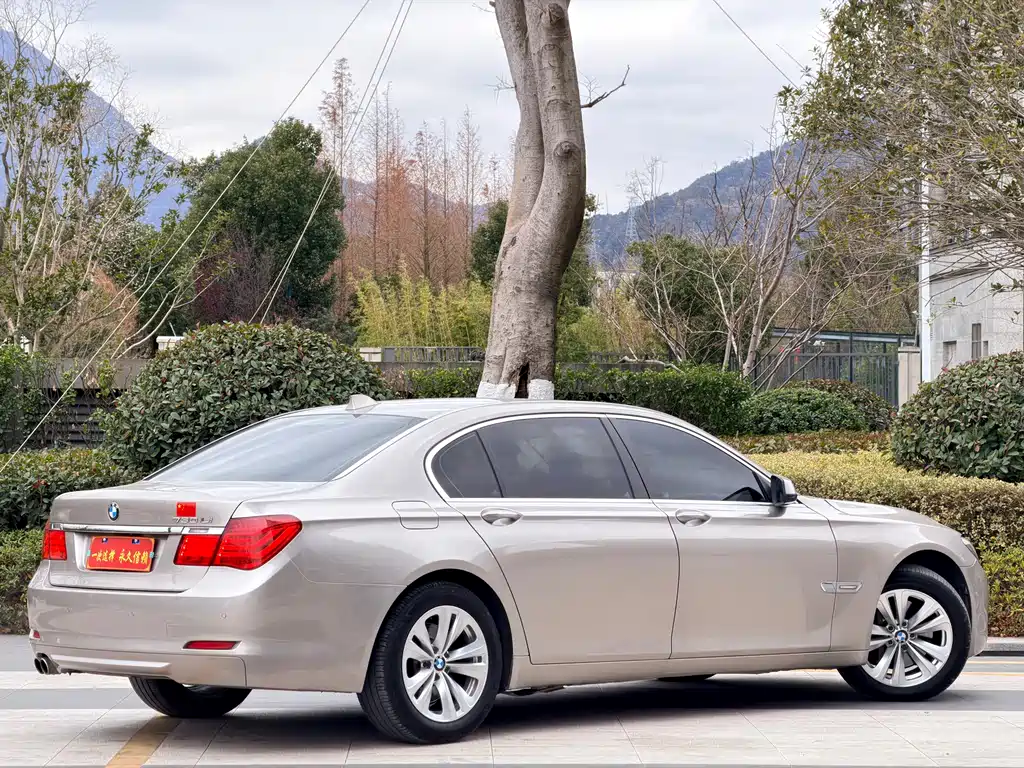 BMW 7 Series 2012 — фото 13